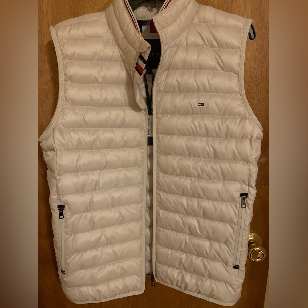 Men’s size M beige Tommy Hilfiger packable down zip up puffer vest, NWT